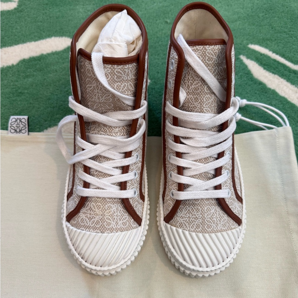 Loewe Women's Sneakers - White and Brown